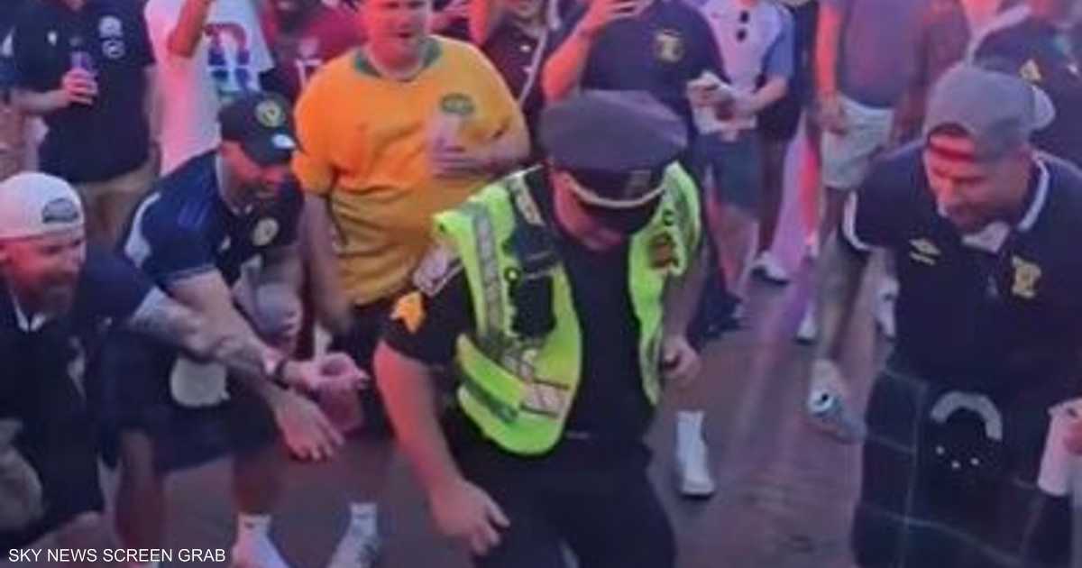 شرطي بوسطن يشارك مشجعي كأس العالم الكرة والمرح في ساحة سيتي هول