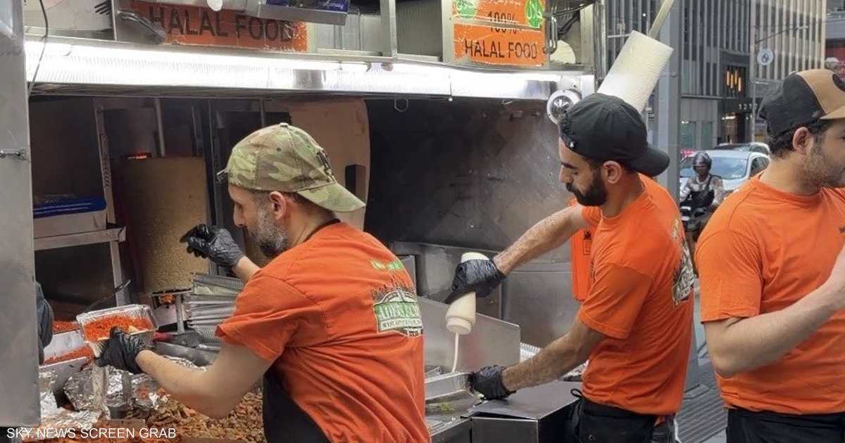 الانتظار لساعات أمام عادل للطعام الحلال لوجبة واحدة في نيويورك