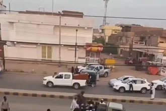 اعتداء مسن في أم درمان على يد القوة المشتركة يثير غضب السودانيين وسؤاليات حول التدخل العنيف.