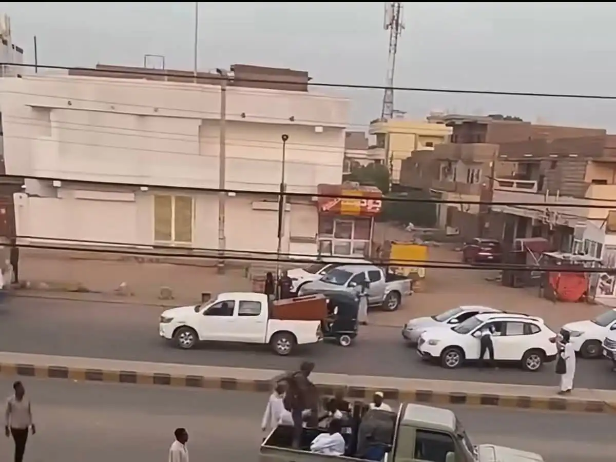 اعتداء مسن في أم درمان على يد القوة المشتركة يثير غضب السودانيين وسؤاليات حول التدخل العنيف.