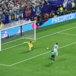 ميسي يسجل ثلاثية ويبلغ رصيده 16 هدفاً ليرتدي رقماً قياسياً في كأس العالم مع بيليه.