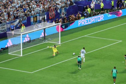 ميسي يسجل ثلاثية ويبلغ رصيده 16 هدفاً ليرتدي رقماً قياسياً في كأس العالم مع بيليه.