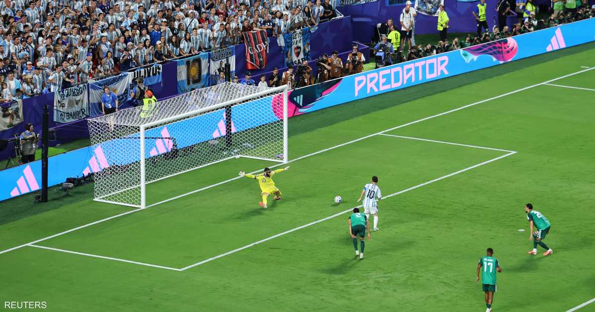 ميسي يسجل ثلاثية ويبلغ رصيده 16 هدفاً ليرتدي رقماً قياسياً في كأس العالم مع بيليه.