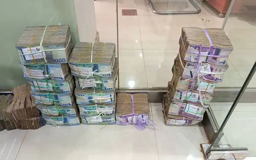 الضو بركة وزير المالية السابق بجنوب دارفور يُعتقل بتهمة تزوير العملة.