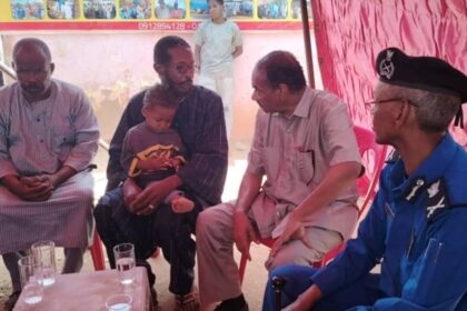 لجنة أمن محلية كرري تطمئن أسرة طفل بعد استعادة طفل اختطفت أمه سيدة من مرتادي التكية.