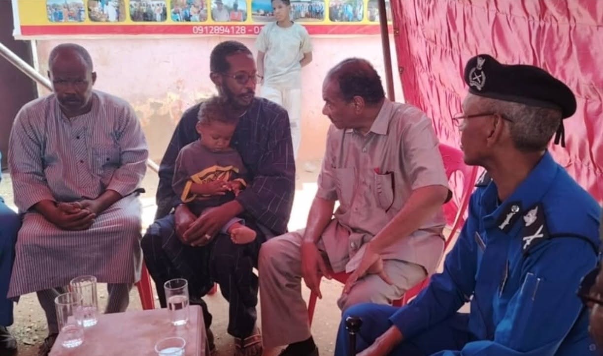 لجنة أمن محلية كرري تطمئن أسرة طفل بعد استعادة طفل اختطفت أمه سيدة من مرتادي التكية.