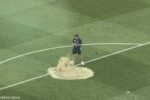 مشهد مفاجئ للمياه المتدفقة داخل أرضية الملعب يثير الانتقادات في كأس العالم.