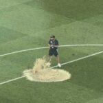 مشهد مفاجئ للمياه المتدفقة داخل أرضية الملعب يثير الانتقادات في كأس العالم.