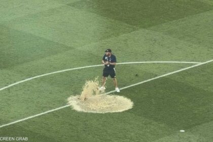 مشهد مفاجئ للمياه المتدفقة داخل أرضية الملعب يثير الانتقادات في كأس العالم.