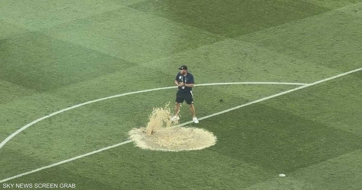 مشهد مفاجئ للمياه المتدفقة داخل أرضية الملعب يثير الانتقادات في كأس العالم.