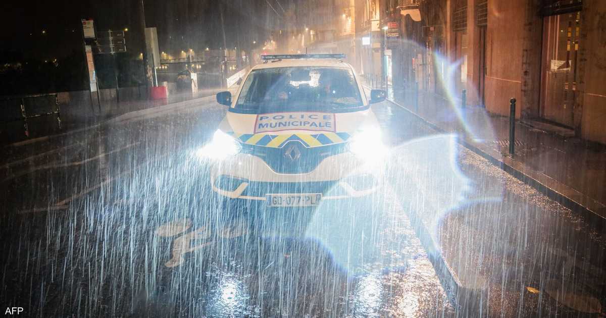 سقوط شجرة وضرب صاعقة يوديان بحياة اثنين في فرنسا بسبب العواصف الماطرة