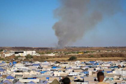 غارة إسرائيلية تقتل ثمانية فلسطينيين خلال تشييع جنازة في النصيرات.