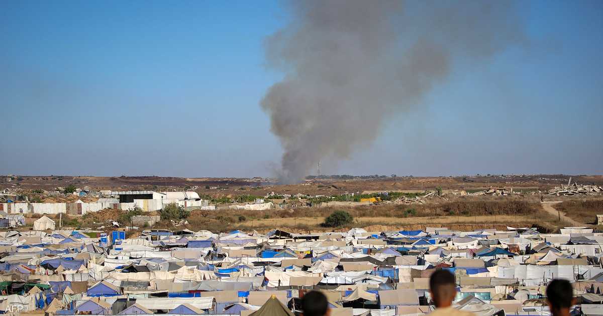 غارة إسرائيلية تقتل ثمانية فلسطينيين خلال تشييع جنازة في النصيرات.