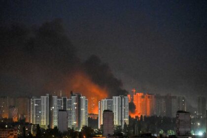 انفجارات قوية في كييف تدعو السلطات السكان إلى الاحتماء وسط استمرار الضربات الروسية