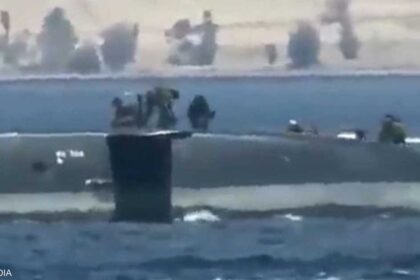 غواصة تظهر قرب شاطئ إيلات وسط تعزيزات أميركية في الشرق الأوسط.