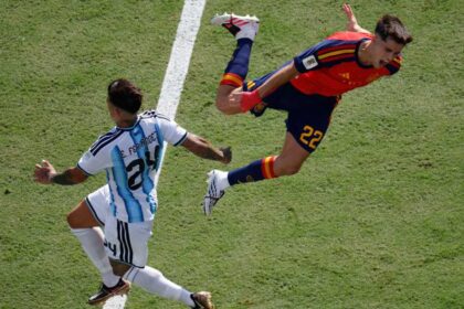 فيرنانديز يصبح أول لاعب يتعرض للطرد في نهائي كأس العالم منذ 2010