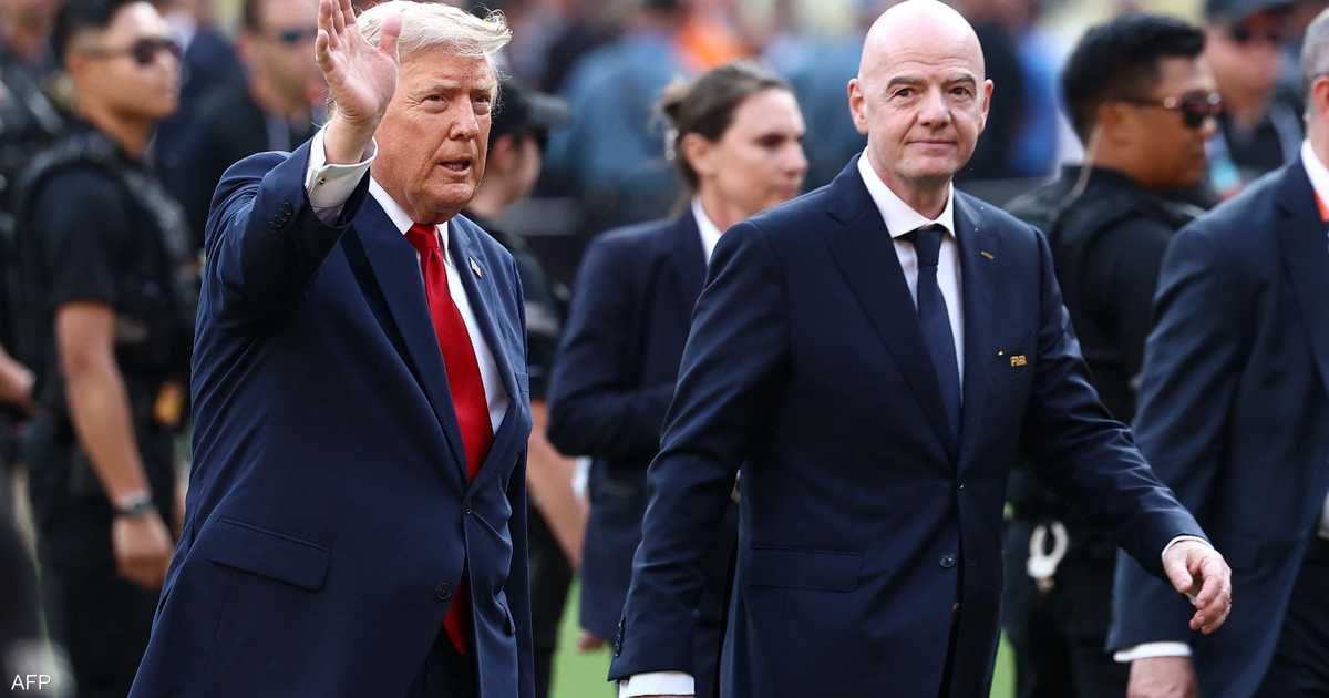 ترامب وإنفانتينو يسلمان الكأس لإسبانيا الفائزة بكأس العالم.