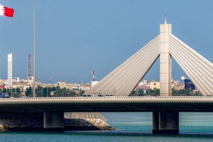 قوة دفاع البحرين تدمر بعض الاعتداءات الجوية الإيرانية وتدعو إلى الحذر من مخلفاتها