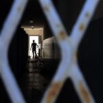 الشرطي يستغل العربة ويختطف ويعتدي على إمرأة في ساعة متأخرة من الليل.