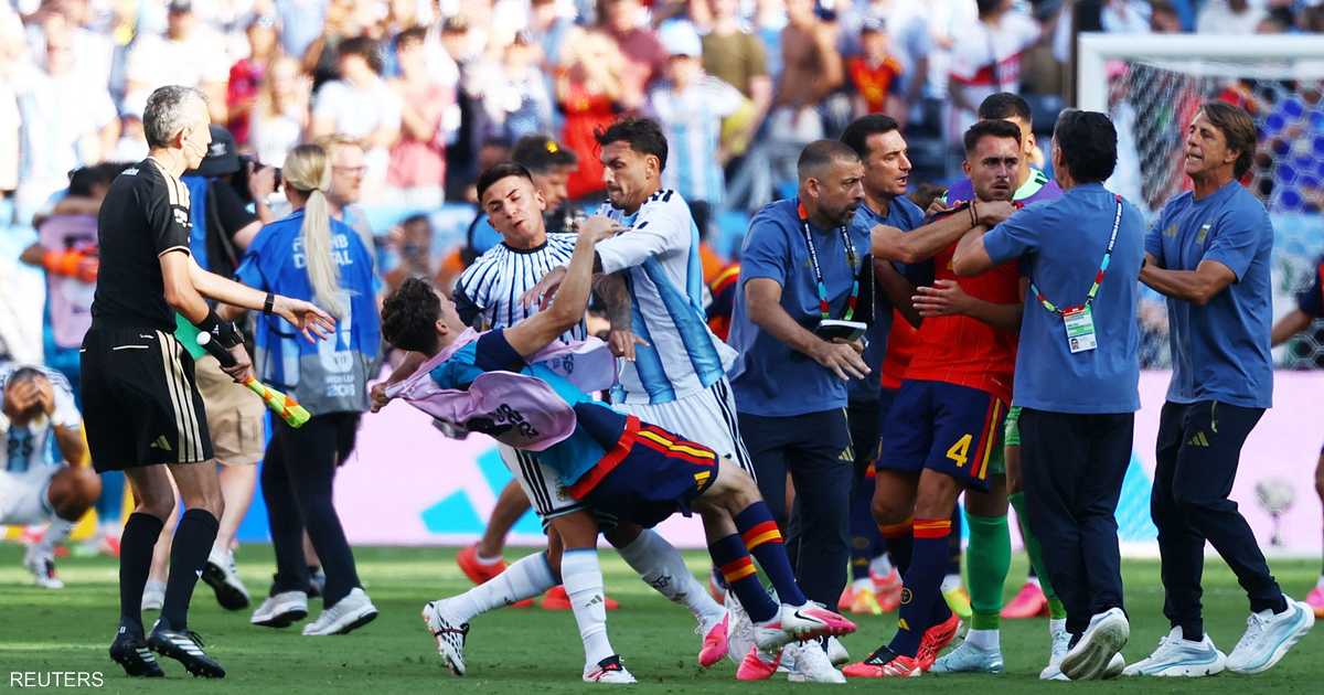 الأرجنتين والإسبانيا يخضعان لتحقيق رسمي بسبب مشادة كلامية وبدنية بعد نهائي كأس العالم للكونفيدرالية.