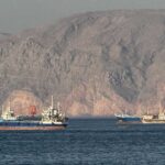 ناقلة نفط تُصَاب بمقذوف مجهول في مضيق هرمز وضربات أميركية تستهدف إيران لليلة العاشرة على التوالي
