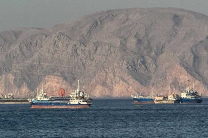 ناقلة نفط تُصَاب بمقذوف مجهول في مضيق هرمز وضربات أميركية تستهدف إيران لليلة العاشرة على التوالي