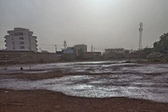 تفاقم ظاهرة النز بعطبرة يهدد المباني والبنية التحتية بسبب ارتفاع المياه الجوفية والسطحية.