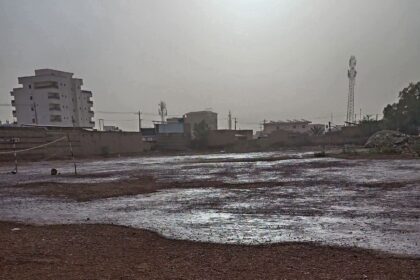 تفاقم ظاهرة النز بعطبرة يهدد المباني والبنية التحتية بسبب ارتفاع المياه الجوفية والسطحية.