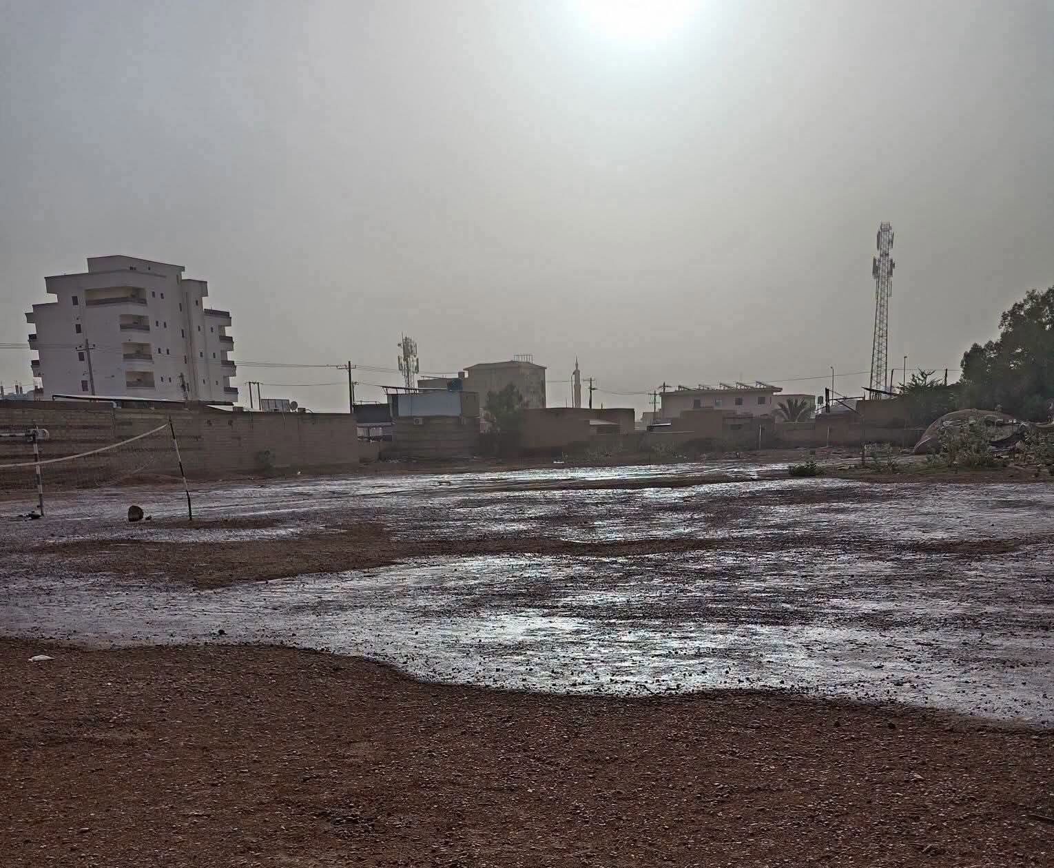 تفاقم ظاهرة النز بعطبرة يهدد المباني والبنية التحتية بسبب ارتفاع المياه الجوفية والسطحية.