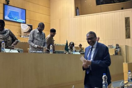 السفير السوداني السابق نور الدين ساتي يعود بورقة سياسية لحل الأزمة.