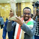 الوزير الاعيسر يهدد بالرحيل ويتحدى الانتقادات في دفاع عن حكومة إدريس