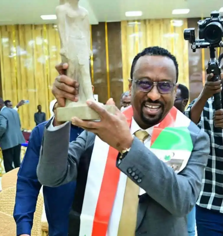 الوزير الاعيسر يهدد بالرحيل ويتحدى الانتقادات في دفاع عن حكومة إدريس