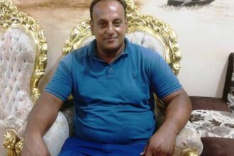 سائق شاحنة ينجح في منع انقلاب سيارة نقل محملة بالقطن على الطريق العام