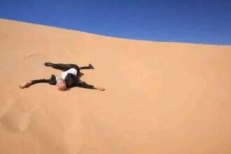 جثة سوداني تُرقد في الصحراء الليبية بعد محاولة هروب قاتمة.