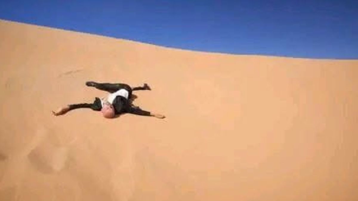 جثة سوداني تُرقد في الصحراء الليبية بعد محاولة هروب قاتمة.