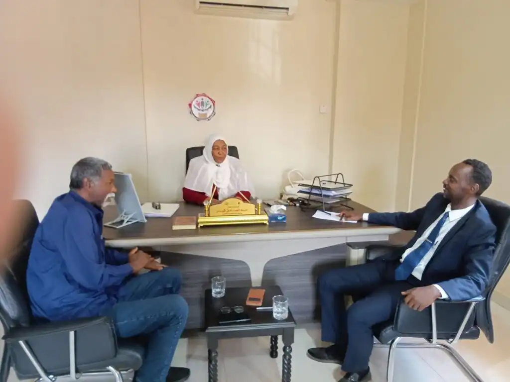 وفد الاتحاد العام للصحفيين السودانيين يقدم وثائق الاتحاد للمسجل العام استعداداً للانتخابات.
