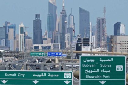 الدفاعات الجوية الكويتية تتصدى لهجمات مسيرات معادية إثر العدوان الإيراني