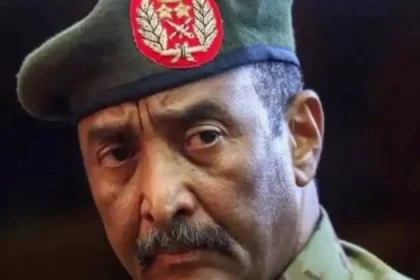 مزمل ابو القاسم يثير الجدل بوضع صورة البرهان دون تعليق.