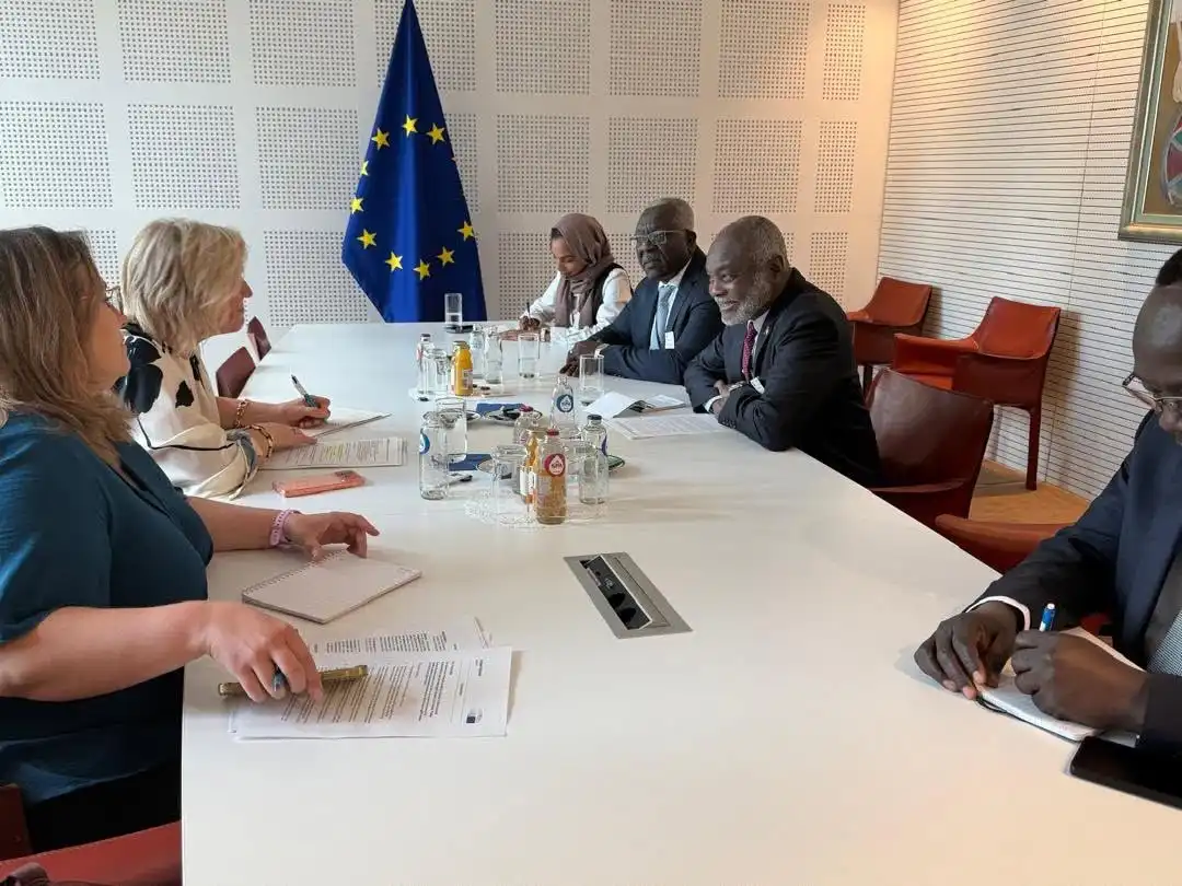 وزير المالية يلقي إحاطة حول الأوضاع السودانية لمسؤولين أوروبيين في بروكسل.