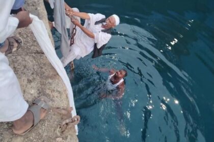 شرطي ميناء عثمان دقنة ينقذ مواطناً سودانياً سقطاً في البحر الأحمر.