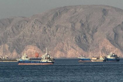 إيران تفرض سيطرتها على منطقة واسعة في الخليج ومضيق هرمز وتحذير من رد حازم على أي تعديل مسار سفنها