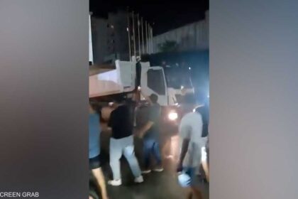 احتجاجات ليبيا تنتقل إلى تعطيل مؤسسات حكومية للضغط على الحكومة
