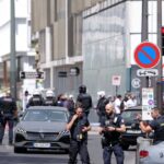 شخص يهاجم ثلاث نساء بسكينين في باريس ويصيب اثنتين بجروح خطيرة، وشرطي يلقاه القبض خارج خدمته.