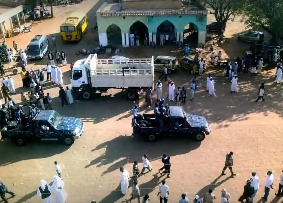 وفد عسكري رفيع يزور أسرة الشهداء في الرهد ويؤكد التزامه بالتحقيق ومحاسبة الجناة.