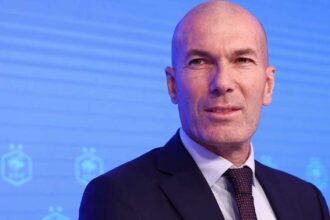 زين الدين زيدان يخلف ديشان مدرباً لفرنسا بعد انتظار طويل للقيادة.