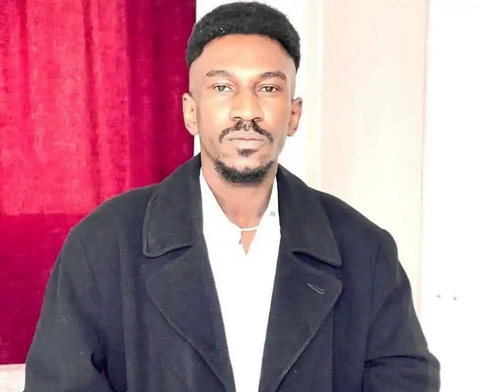 احتجاز مواطن سوداني طوعي في دارفور: أدفع أو أمشي سجن دقريس.