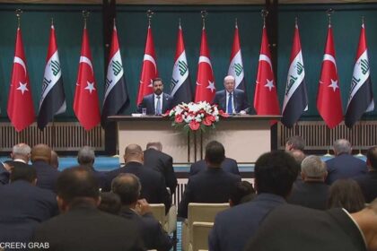 العراقي يرفض التوقيع أمام أردوغان في مراسم أنقرة ويحرج الوفد العراقي