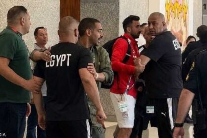 مدير المنتخب المصري يتدخل في مشادة مع أفراد أمن المنتخب بسبب طفل