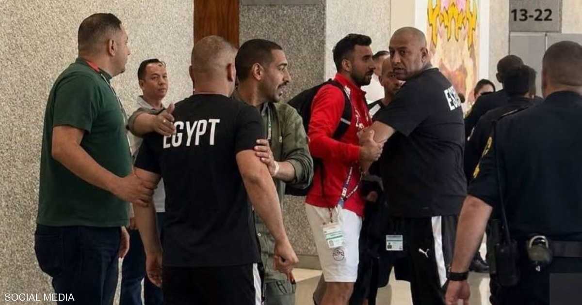 مدير المنتخب المصري يتدخل في مشادة مع أفراد أمن المنتخب بسبب طفل