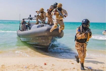 السعودية تدرس إعلان تحالف بحري دولي لحماية الملاحة في البحر الأحمر وباب المندب.